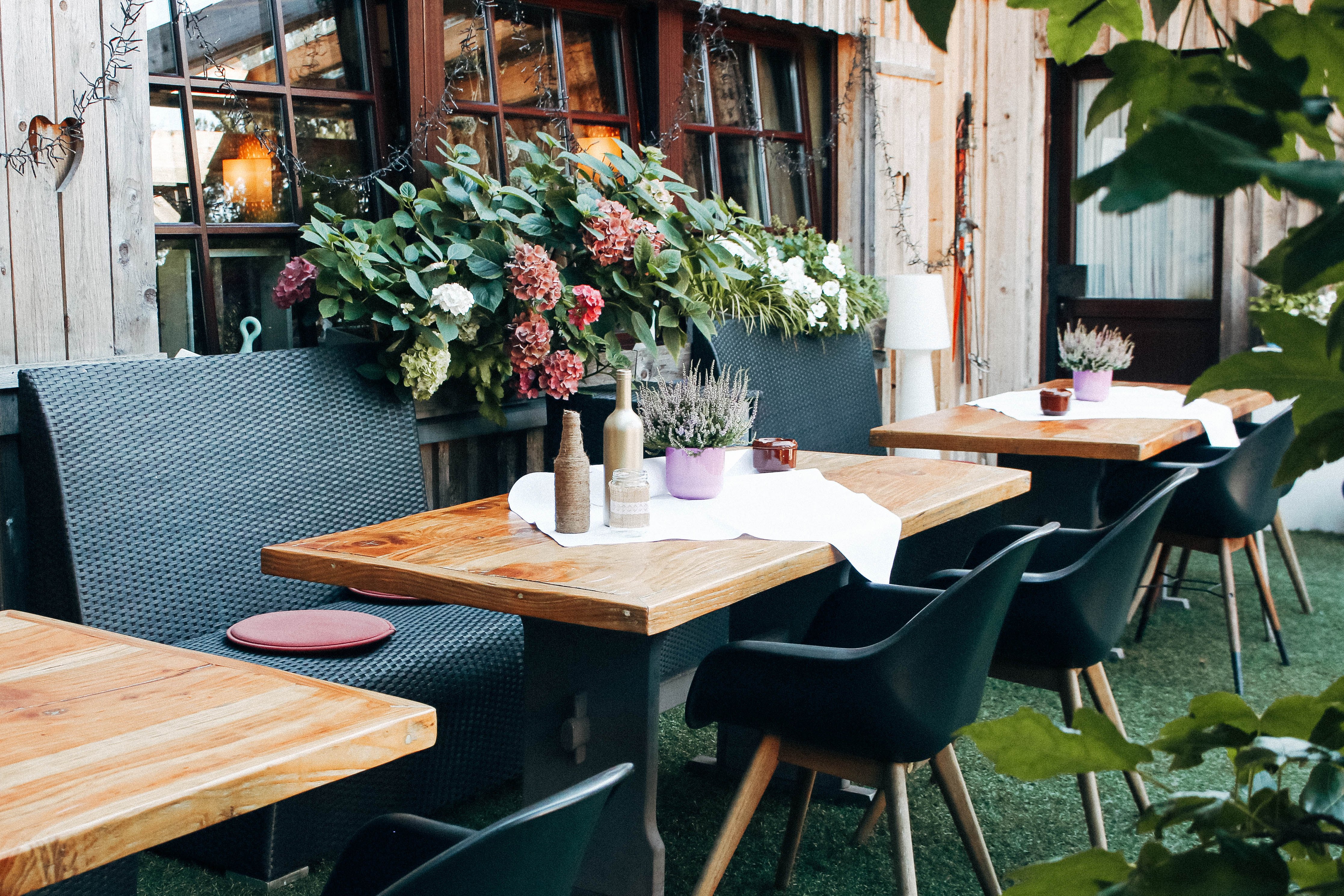 Stilvoll dekorierter Tisch im Außenbereich der Hochzeitslocation Hotel Sportalm Gipfelglück nahe Bochum
