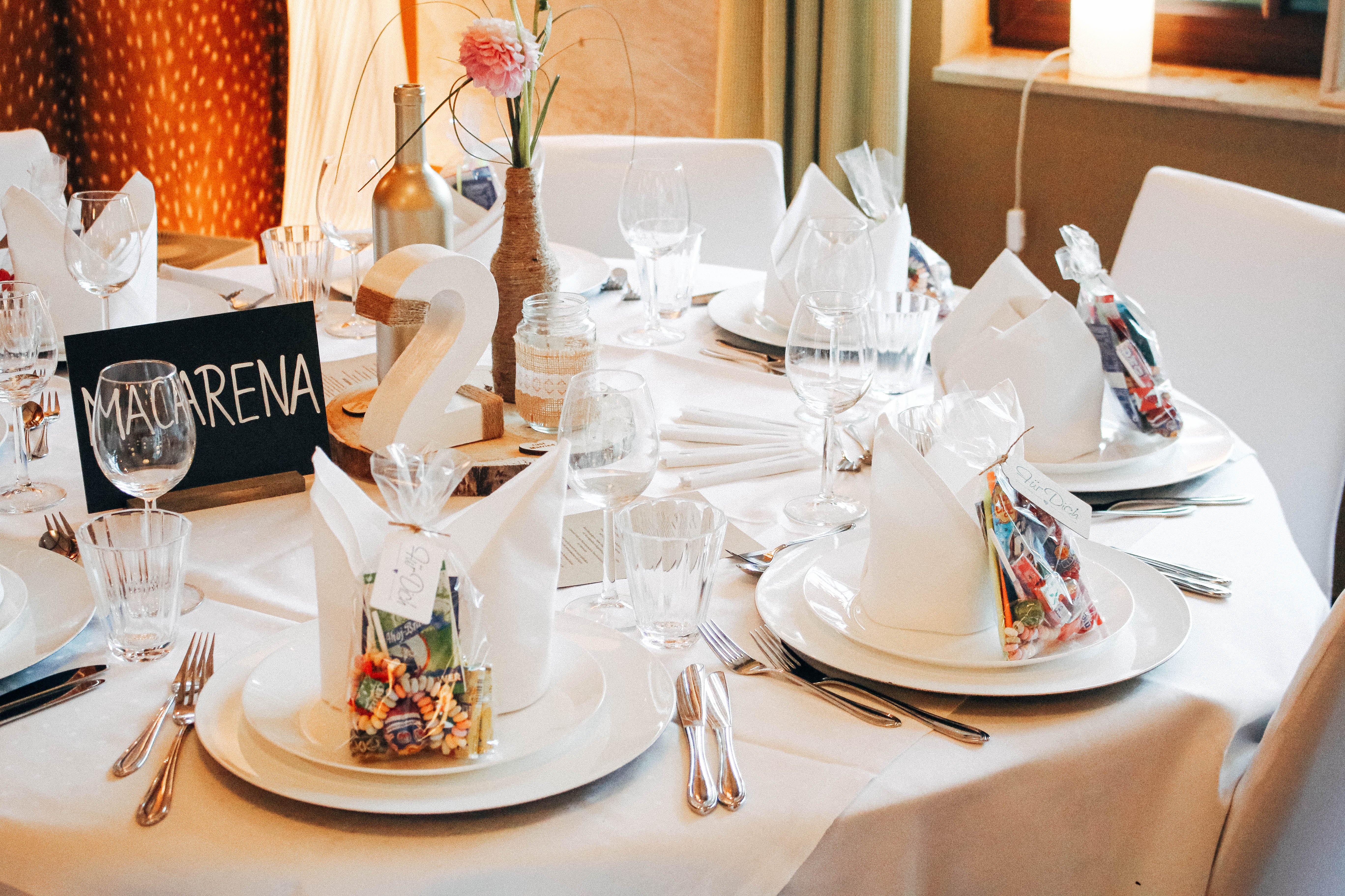 Festlich gedeckter Tisch mit eleganter Tischdeko für eine Hochzeitsfeier im Ballsaal im Hotel Sportalm Gipfelglück