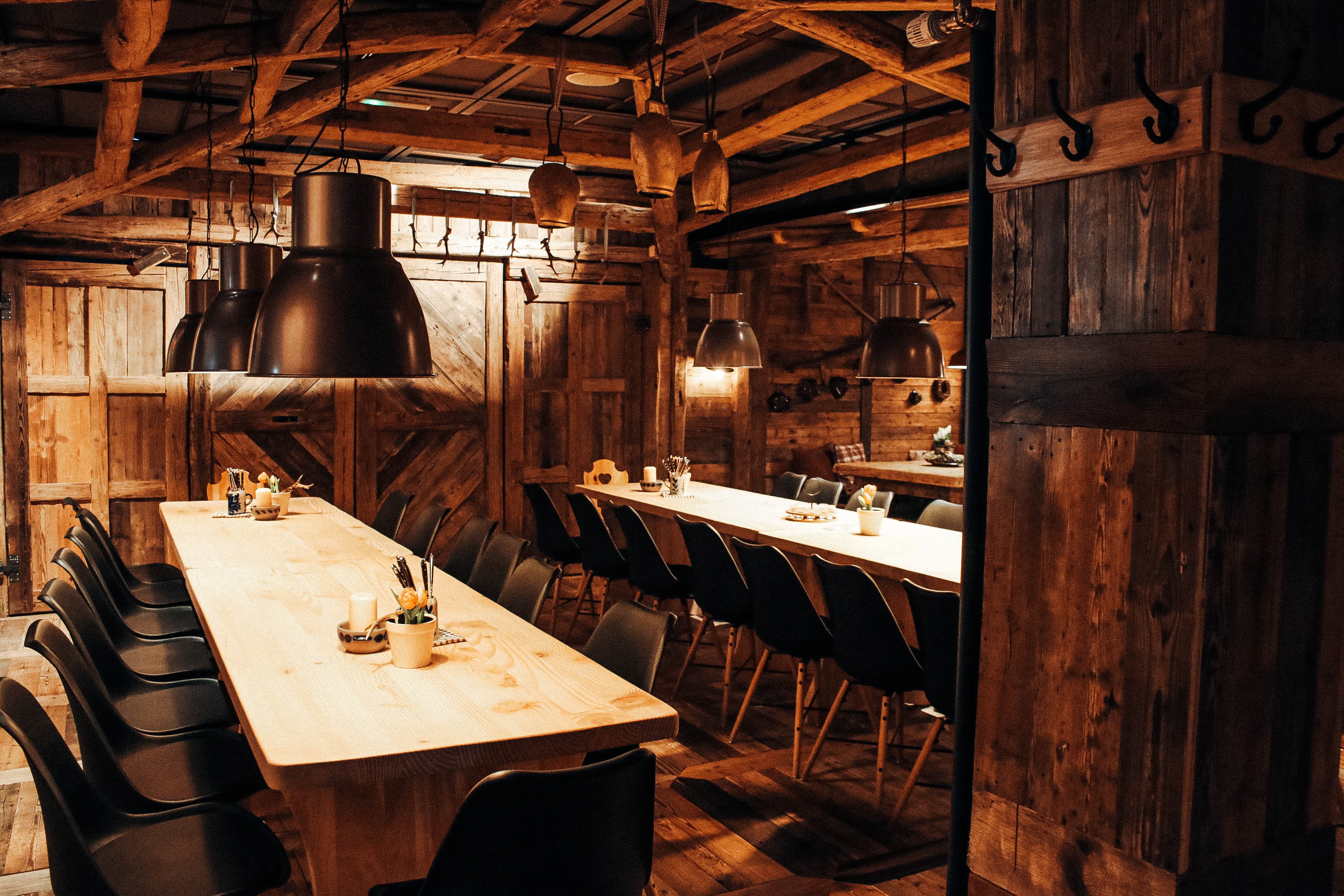 Urig eingerichtete Gaudistube im Hotel Sportalm Gipfelglück Lüdenscheid für bayrische Hochzeitsfeiern