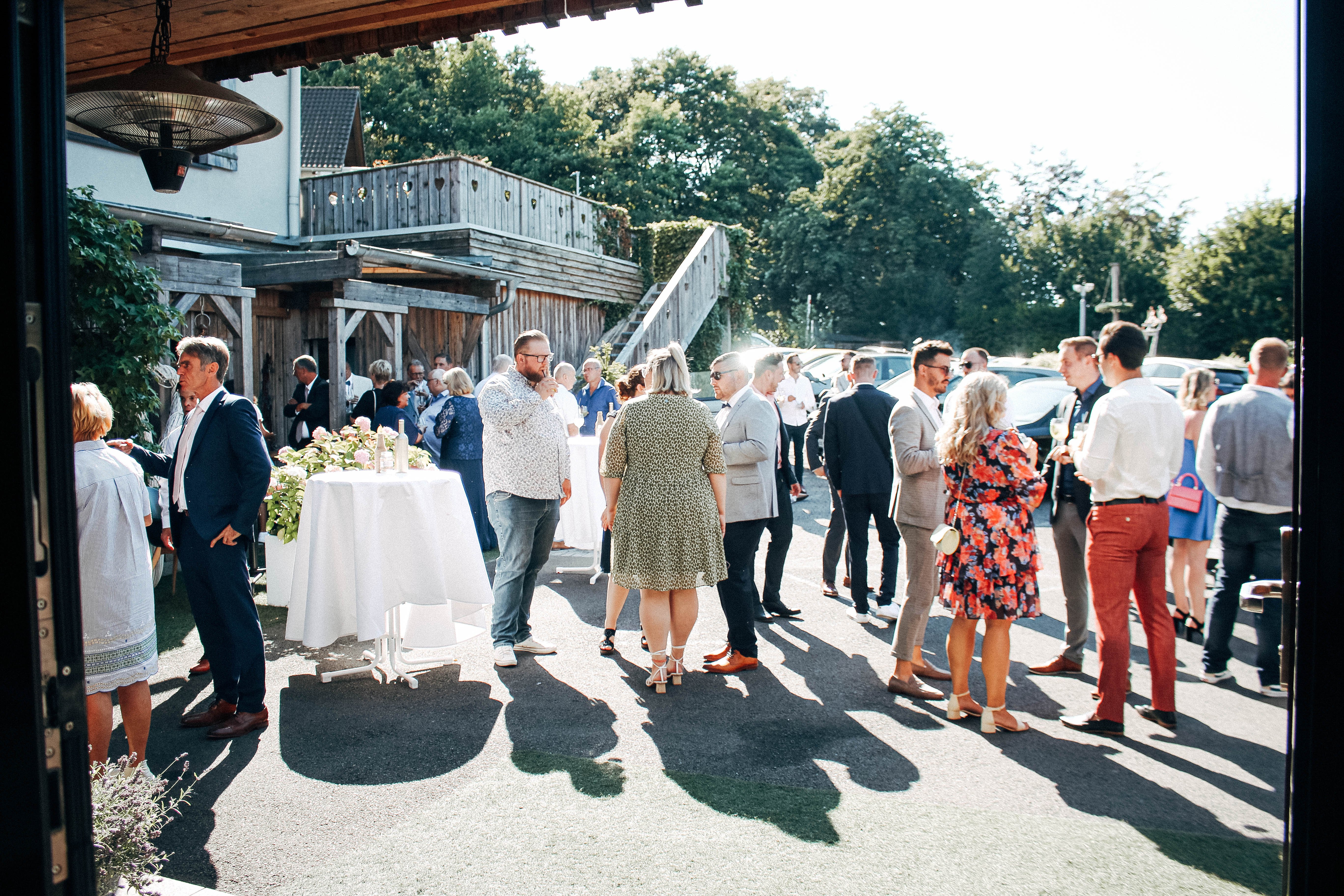 Sektempfang im Freien vor der Hochzeitslocation Hotel Sportalm Gipfelglück Lüdenscheid bei sonnigem Wetter