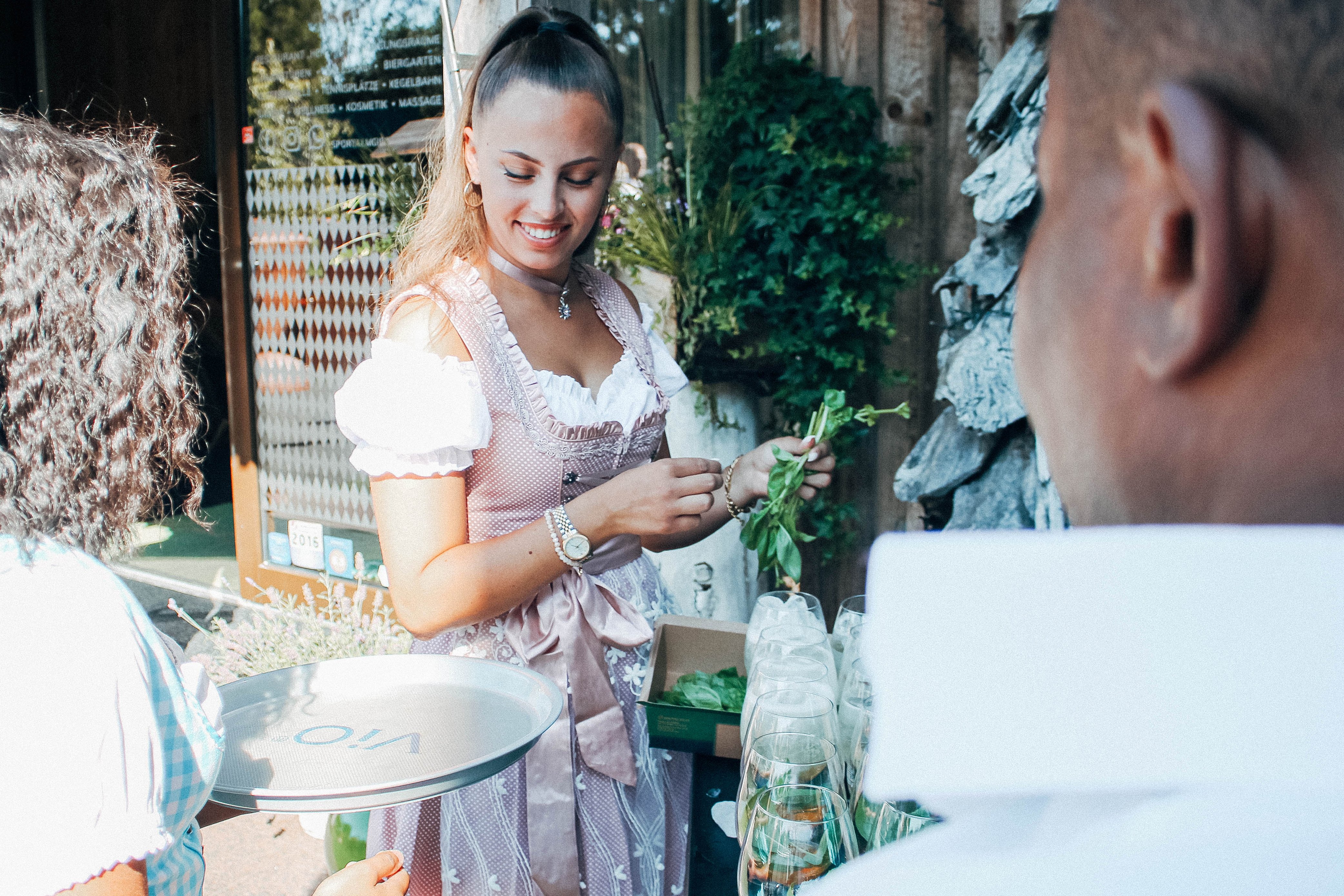 Im Hotel Sportalm Gipfelglück nahe Wuppertal werden die Hausgetränke frisch und liebevoll vom Service-Team zubereitet