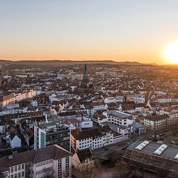 Panoramablick über Kaiserslautern bei Sonnenuntergang.