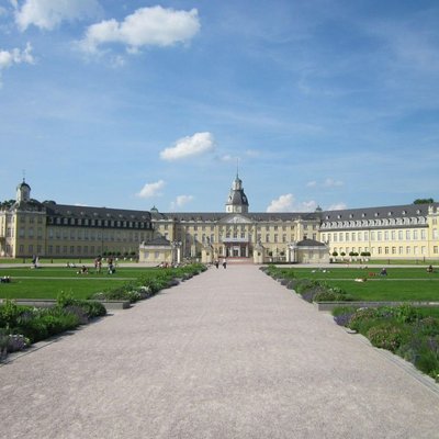 Schloss Karlsruhe mit Schlossgarten und barocker Architektur