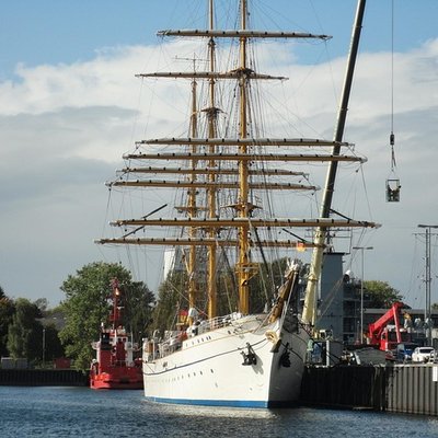 Maritime Hochzeit in Kiel: Das berühmte Segelschulschiff Gorch Fock liegt an der Mole im Kieler Hafen.
