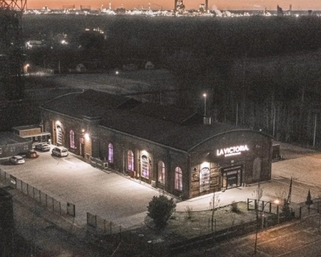 Außenansicht der La Victoria Eventhalle Marl bei Abendstimmung – moderne Hochzeitslocation im Ruhrgebiet