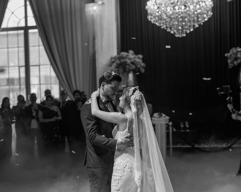 Brautpaar beim Hochzeitstanz unter dem Kronleuchter in der La Victoria Eventhalle Marl