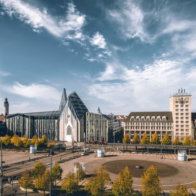 Heiraten in Leipzig: Der Augustusplatz mit dem markanten City-Hochhaus und dem Paulinum bei Sonnenschein.