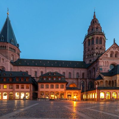 Der Mainzer Dom bei Dämmerung am Marktplatz.