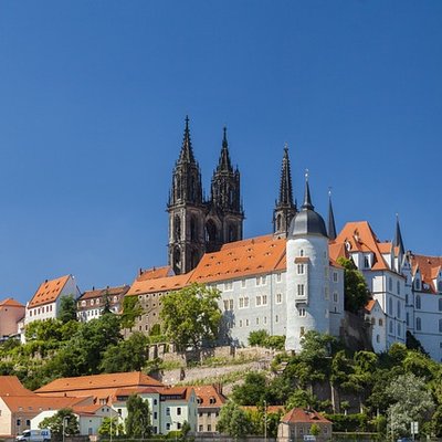 Heiraten in Meißen: Majestätischer Blick auf die Albrechtsburg und den Dom auf dem Burgberg über der Elbe.
