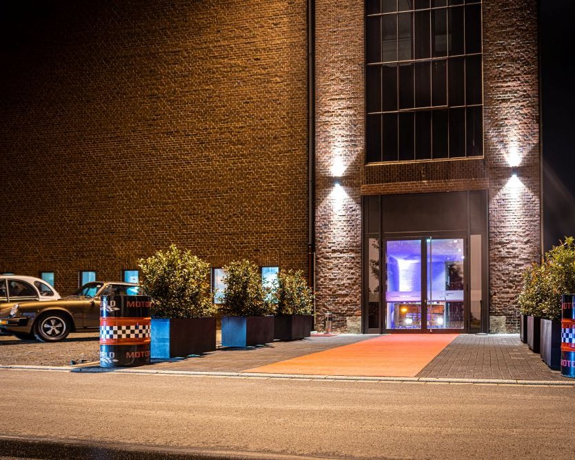 Eingang der Motorworld Zeche Ewald Ruhr in Herten bei Nacht – historische Industriehalle als Hochzeitslocation im Ruhrgebiet