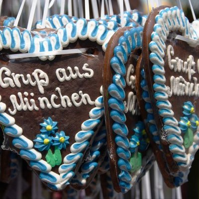 Traditionelle bayerische Lebkuchenherzen mit der Aufschrift Gruß aus München.