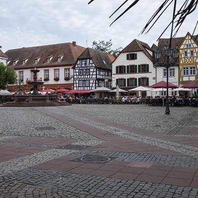 Der historische Marktplatz mit der bunten Fachwerk-Kulisse in Neustadt an der Weinstraße.
