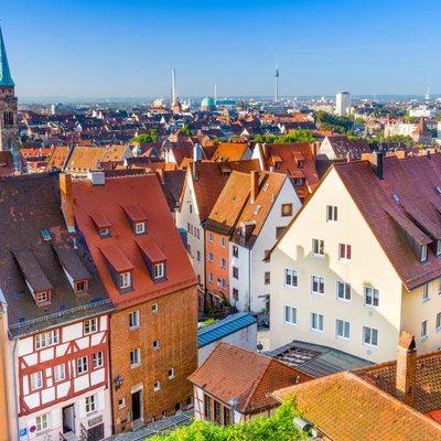 Hochzeitslocation in Nürnberg: Blick von oben auf die malerischen Fachwerkhäuser der Altstadt und die Türme der Sebalduskirche.