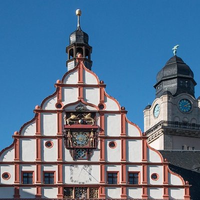 Hochzeitslocation in Plauen: Die markante, historische Giebelfassade der Festhalle Plauen als Eventlocation.