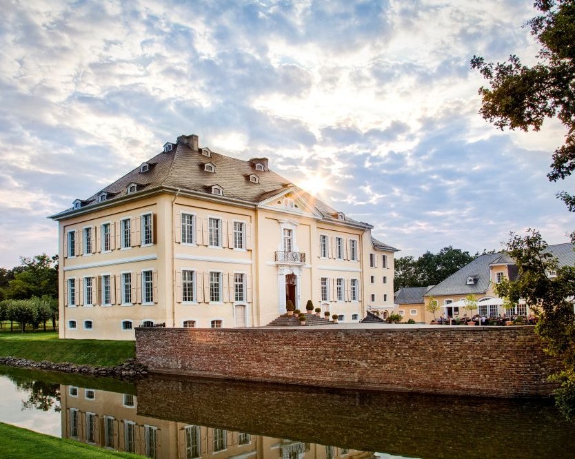 Außenansicht von Schloss Miel in Swisttal