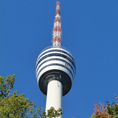 Stuttgarter Fernsehturm vor blauem Himmel