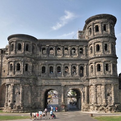 Die historische Porta Nigra in Trier bei blauem Himmel.
