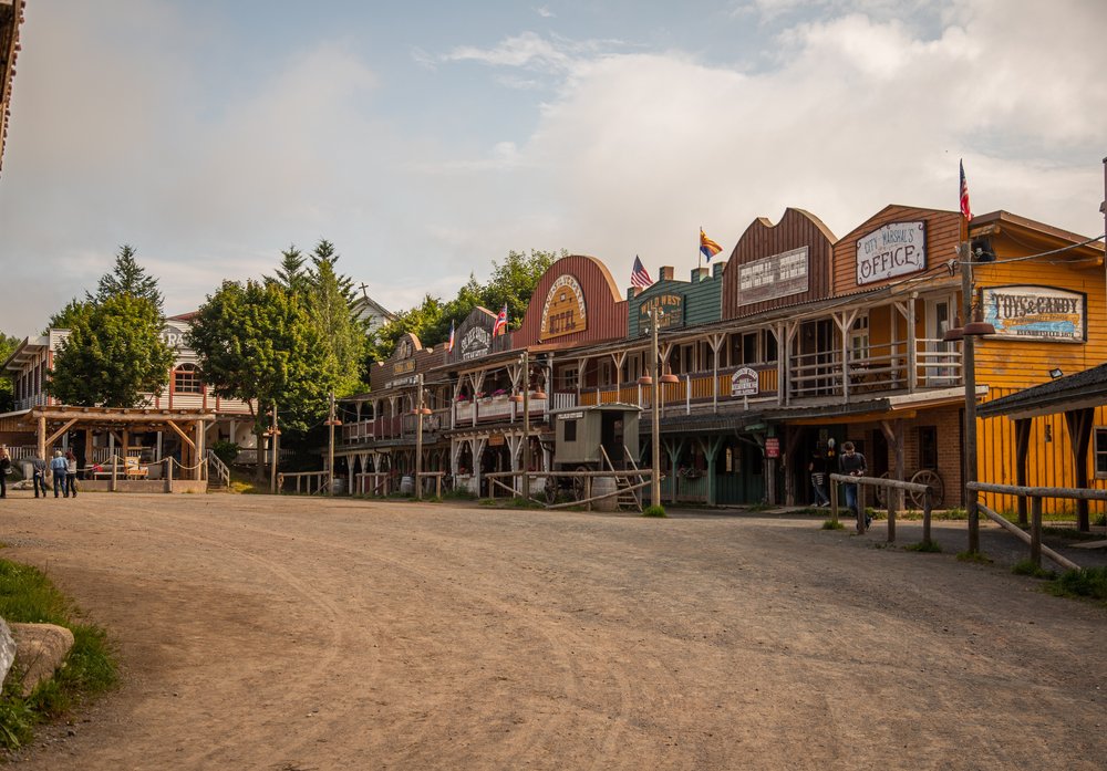 Gesamtansicht der Westernstadt Pullman City Harz – eine einzigartige Kulisse für Hochzeiten und Feiern.