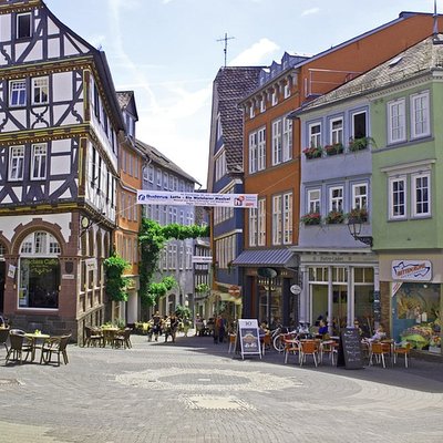Kopfsteinpflaster-Platz in der Wetzlarer Altstadt, umgeben von bunten Fachwerkhäusern und Straßencafés an einem sonnigen Tag.