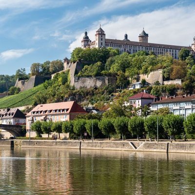 Hochzeitslocation in Würzburg: Die beeindruckende Festung Marienberg thront auf einem Weinberg über dem Mainufer.