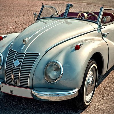 Hochzeitsauto in Zwickau: Ein edler, silberner Oldtimer als stilvolles Hochzeitsfahrzeug vor historischer Kulisse.
