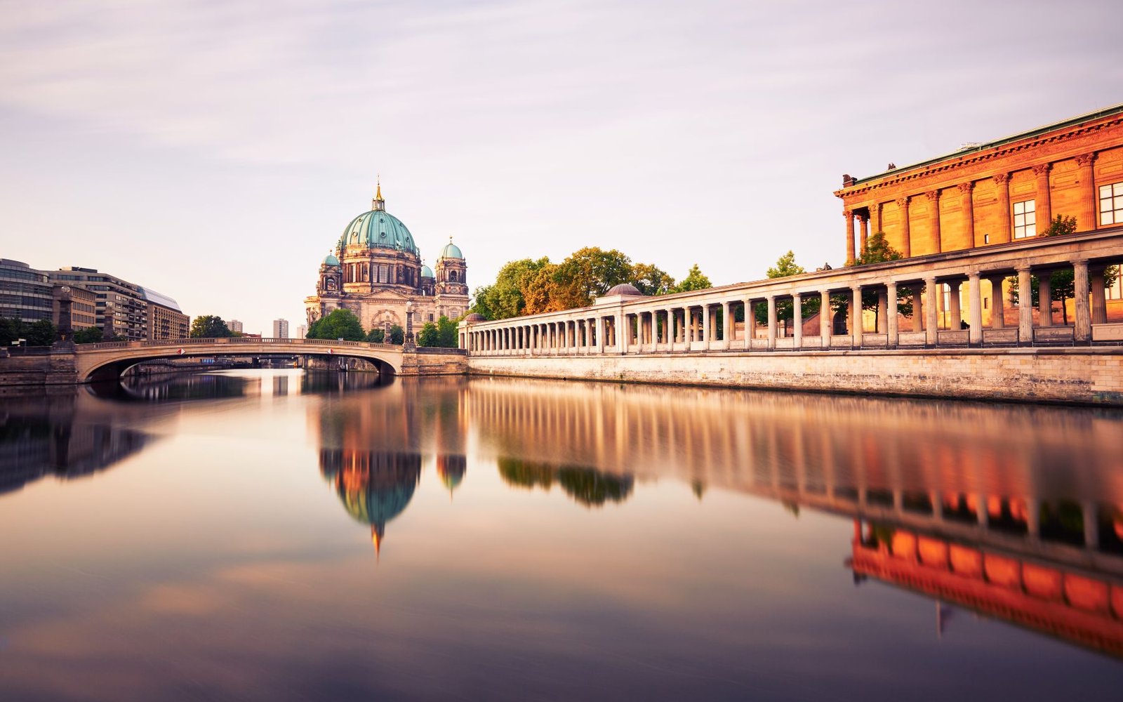 Der Berliner Dom bei Sonnenuntergang als idyllische Kulisse für romantische Hochzeitsfotos in Berlin