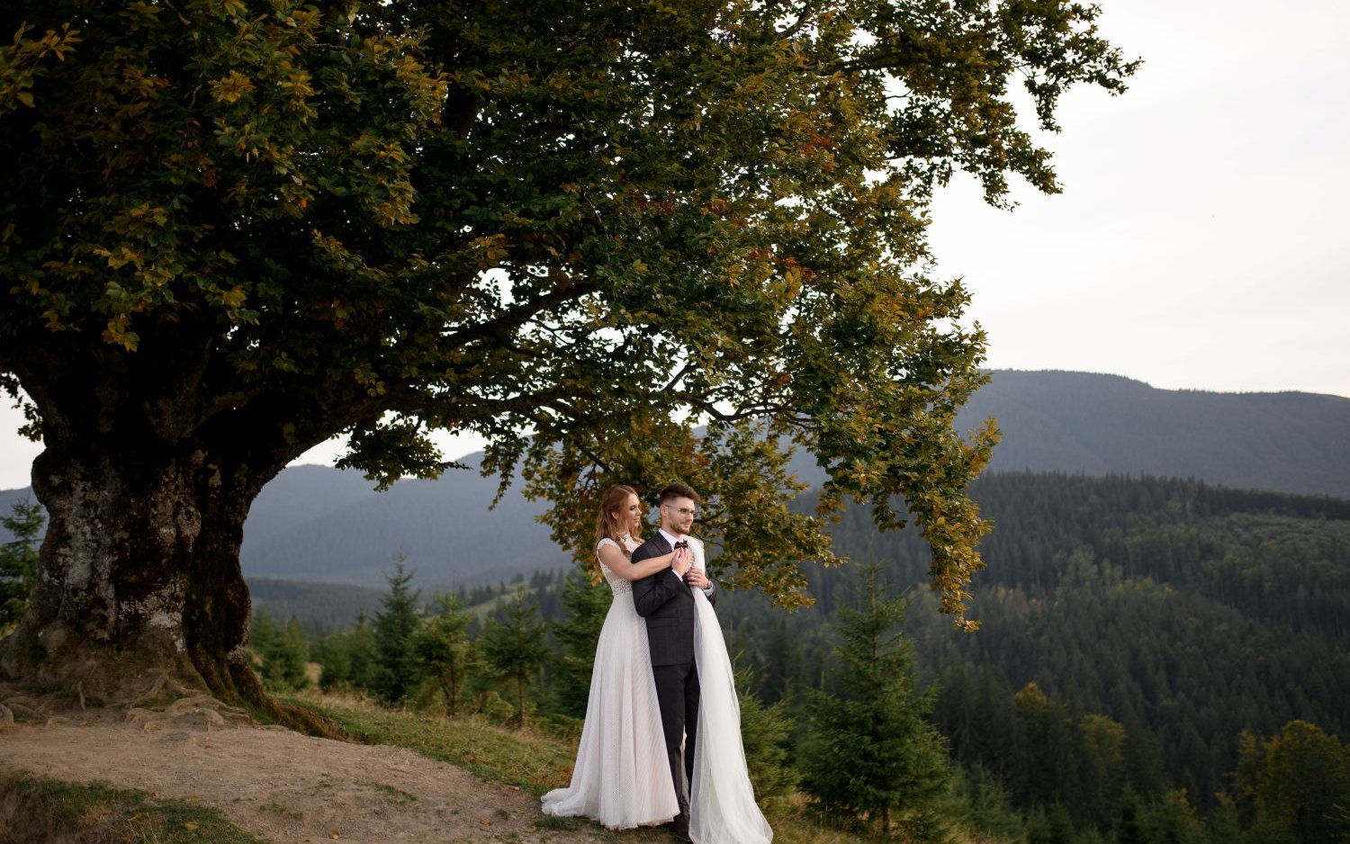Romantisches Brautpaar bei einem Fotoshooting vor der Kulisse der Schwarzwald-Landschaft.
