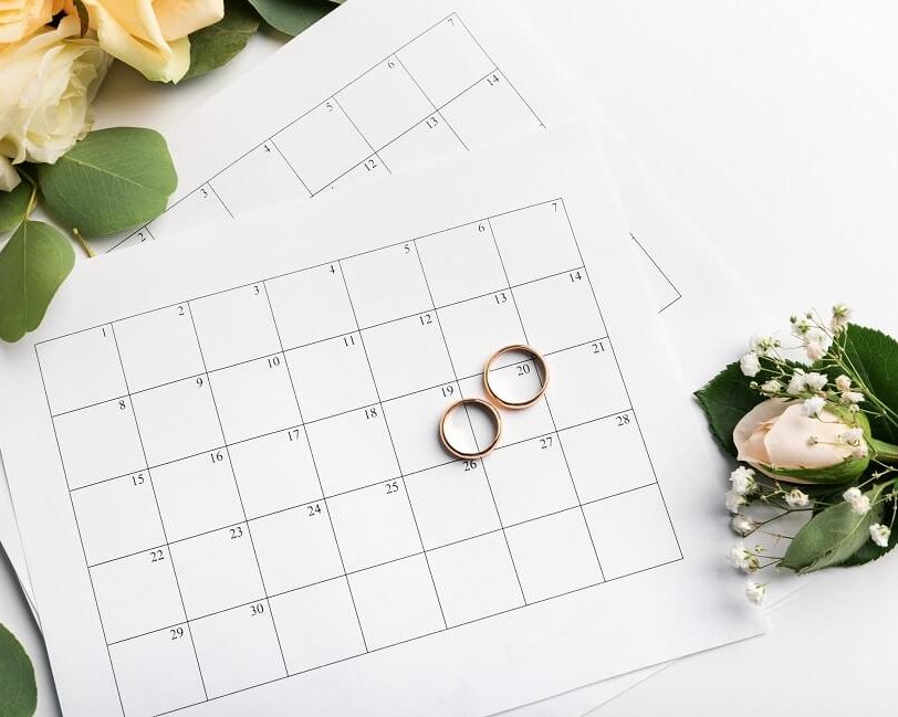 Die Hochzeitsplanung beginnt – Kalender mit Stift als Vorbereitung für die Schlosshochzeit in Sachsen