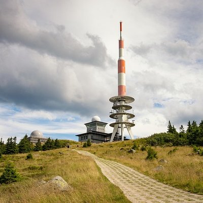 Aussicht auf den Brocken im Harz mit Sendemast.