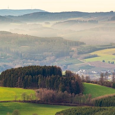 Hügelige Landschaft im Sauerland bei Nebel
