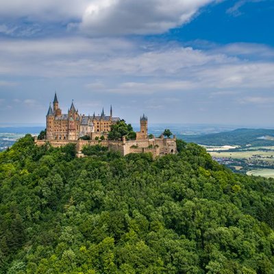 Landschaft der Schwäbischen Alb mit Burg Hohenzollern und Weitblick