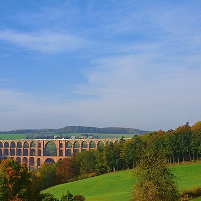 Heiraten im Vogtland: Blick auf die imposante Göltzschtalbrücke inmitten der grünen sächsischen Hügellandschaft.