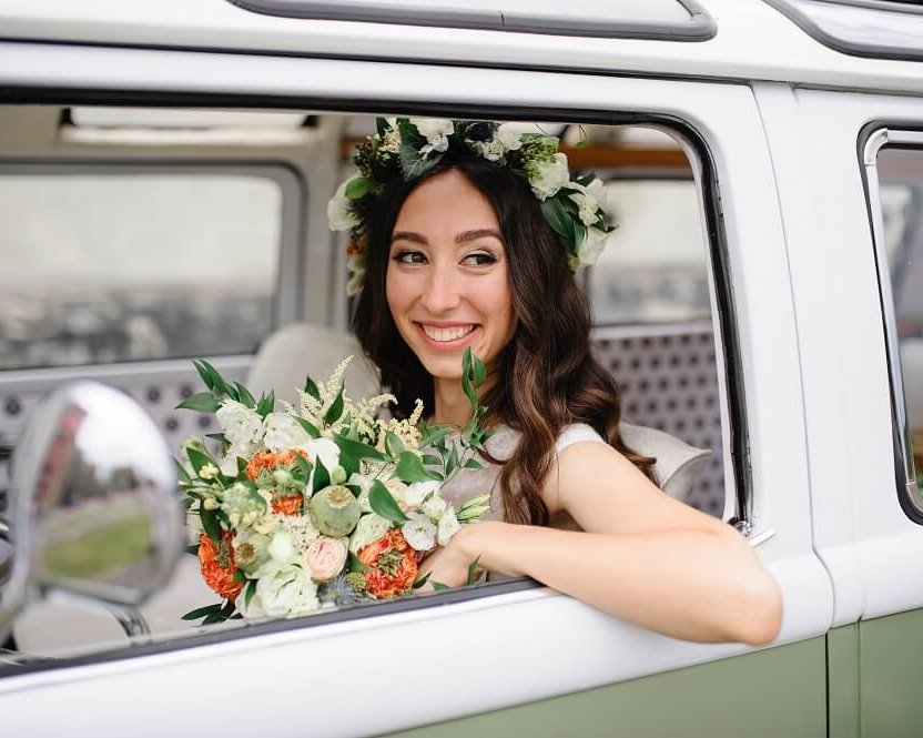 Braut mit Brautstrauß im Shuttlebus vor einer Hochzeitslocation in Sachsen