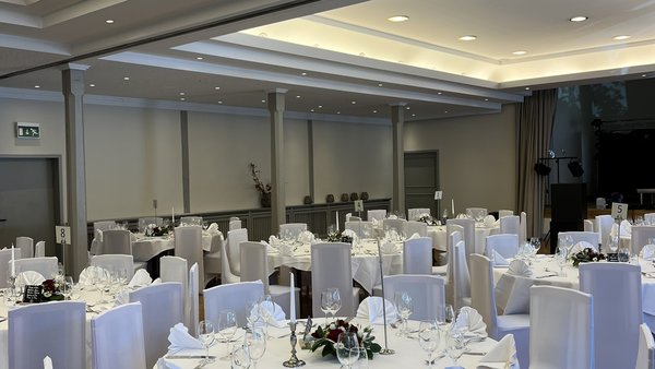 Renovierter Hochzeitssaal im Hollenstedter Hof für Hochzeitsfeiern mit vielen Gästen
