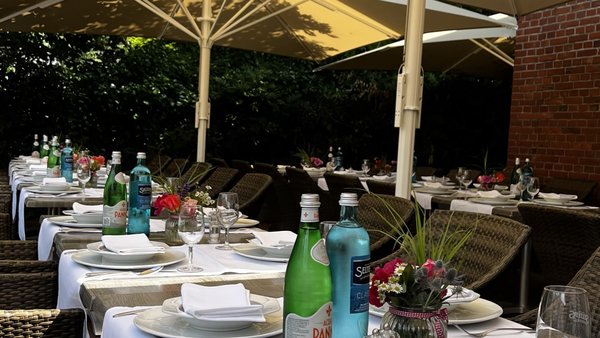 Hochzeitsfeier im Außenbereich des Hollenstedter Hofs – Hochzeitslocation in Hollenstedt