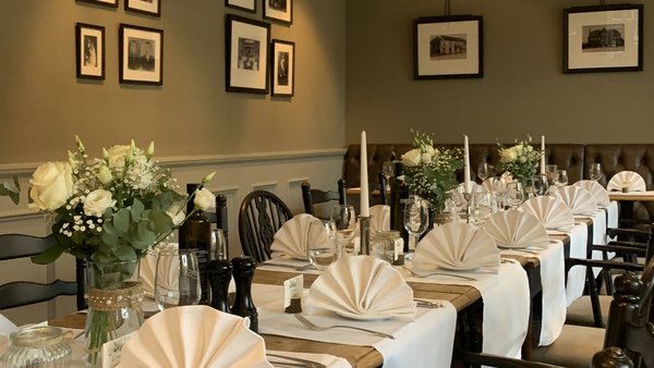 Festlich gedeckter Hochzeitstisch im Hollenstedter Hof – Hochzeitslocation in Hollenstedt in der Nordheide