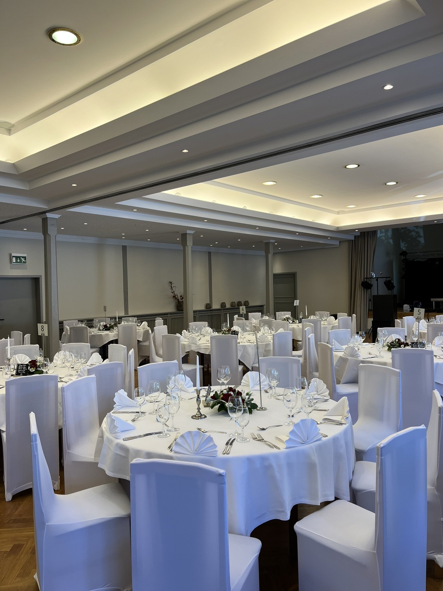 Renovierter Hochzeitssaal im Hollenstedter Hof für Hochzeitsfeiern mit vielen Gästen