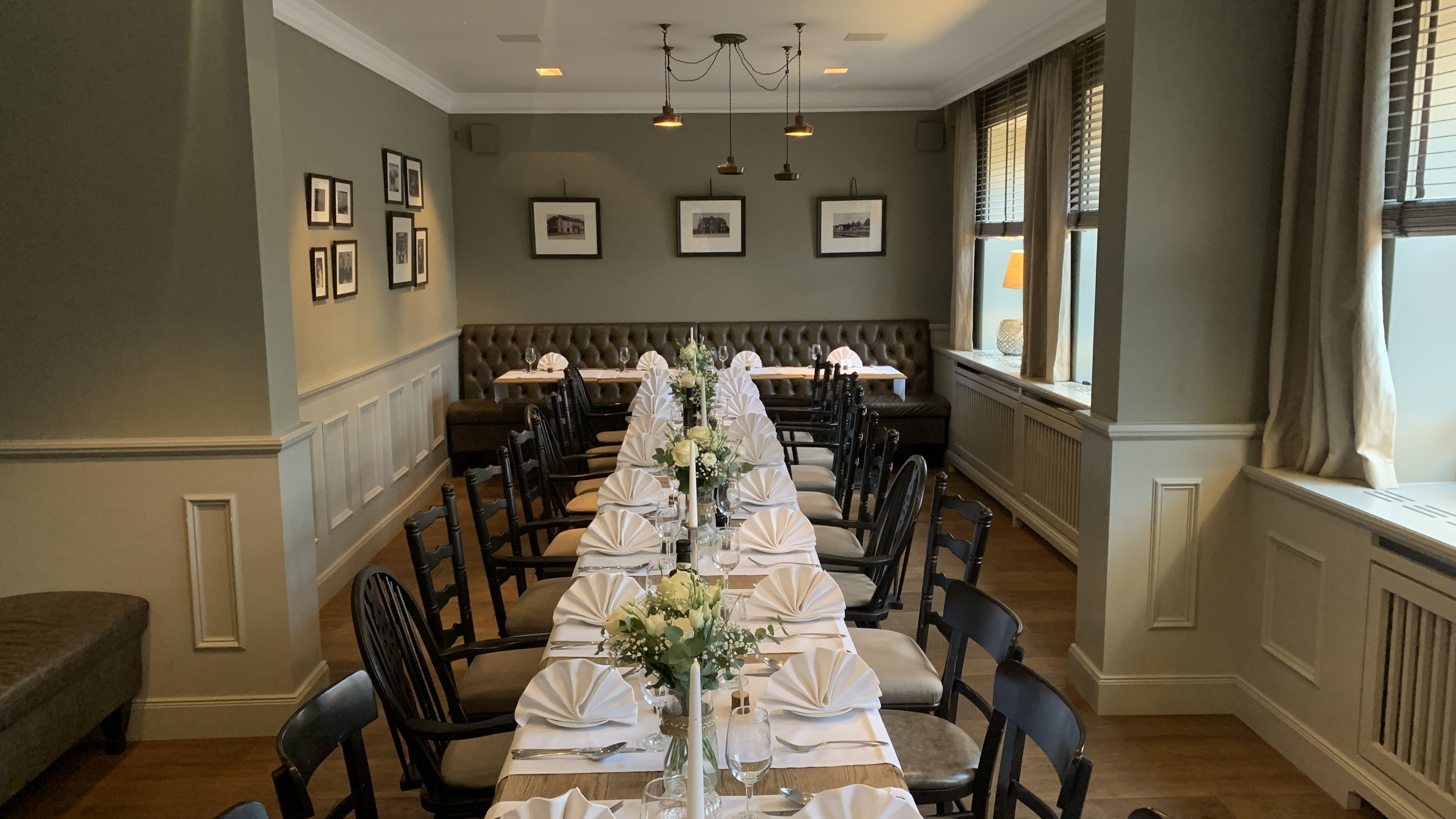 Elegant gedeckte Hochzeitstafel im Restaurant der Hochzeitslocation Hollenstedter Hof in Hollenstedt