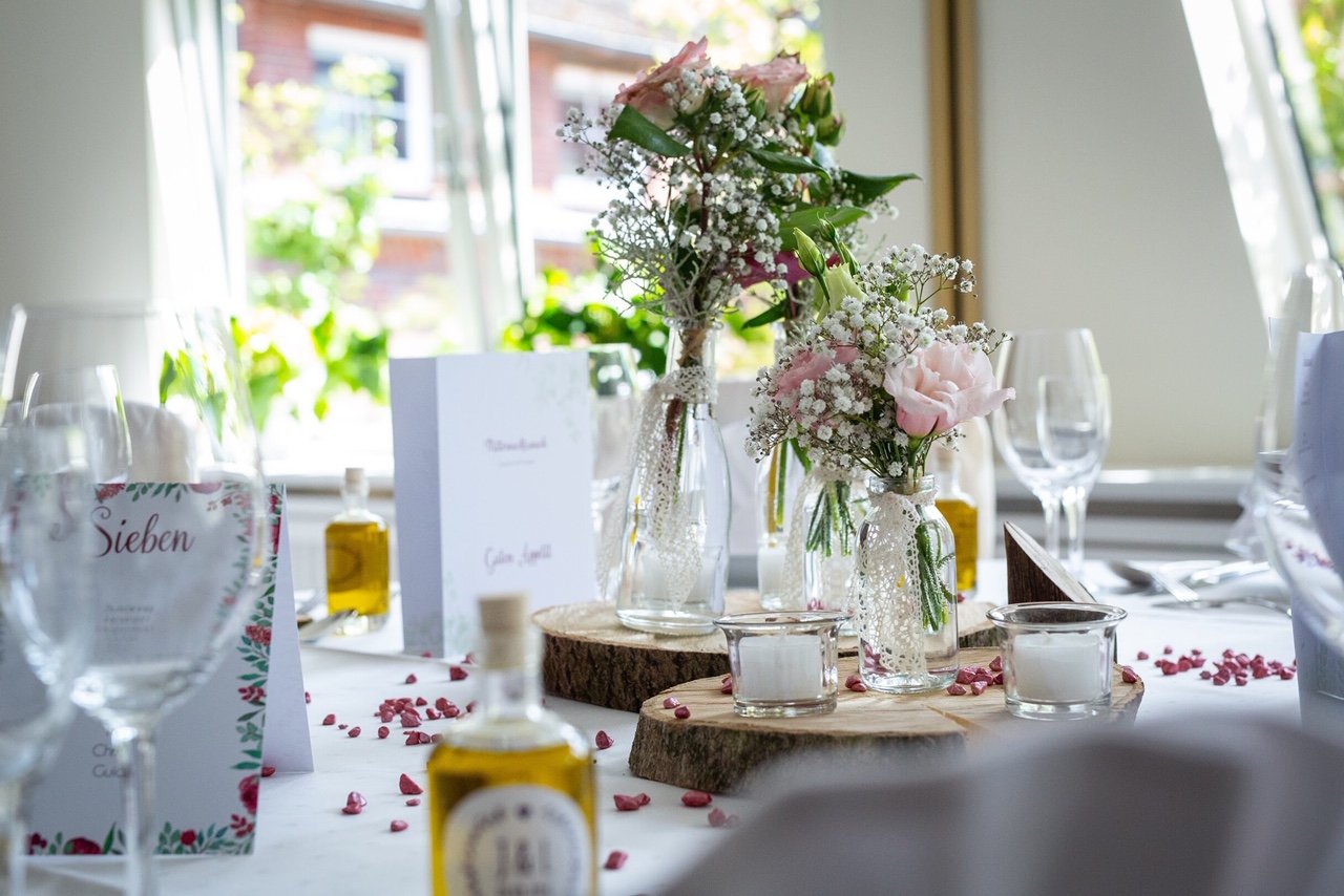 Stilvolle Tischdekoration für eine Hochzeit im Hollenstedter Hof in der Nordheide
