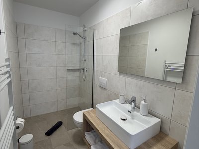 Modernes Badezimmer von einem Doppelzimmer im Hotel-Restaurant Burbaum