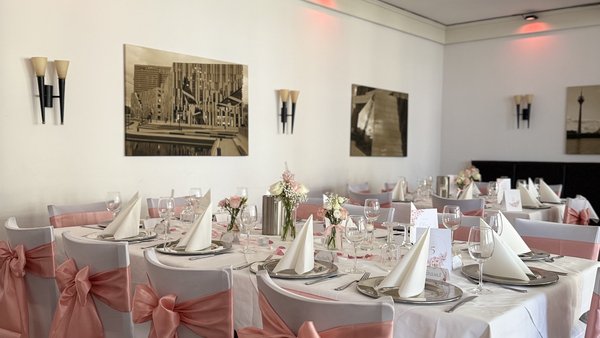 Festsaal des Hotel-Restaurant Burbaum in Waltrop mit rosa Tischdekoration