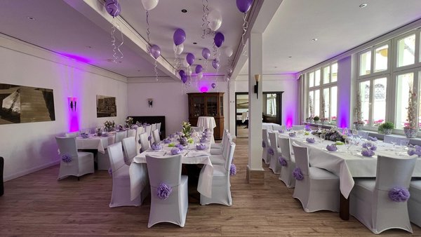 Festsaal der Hochzeitslocation in Waltrop mit stilvoller Tischdekoration für die Hochzeitsfeier