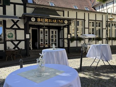 Sektempfang auf dem Kirchplatz in Waltrop vor dem Hotel-Restaurant Burbaum