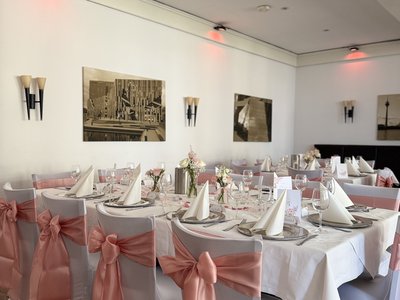 Festsaal des Hotel-Restaurant Burbaum in Waltrop mit rosa Tischdekoration
