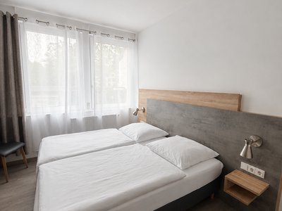 Hochzeitslocation mit Übernachtungsmöglichkeiten in modernem Doppelzimmer.