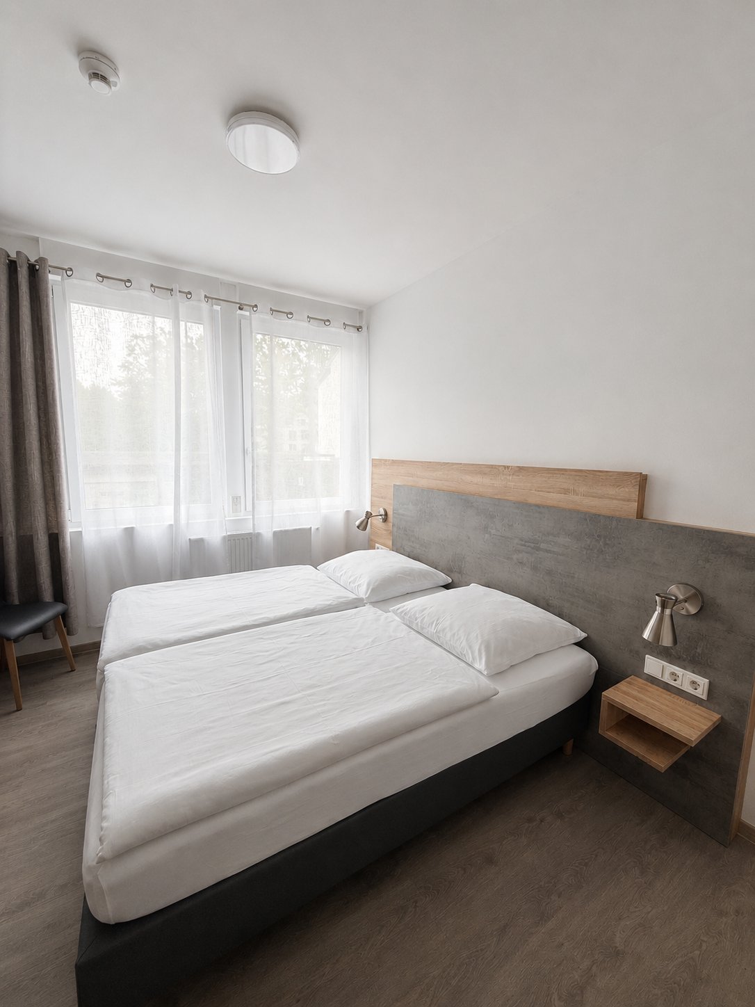 Hochzeitslocation mit Übernachtungsmöglichkeiten in modernem Doppelzimmer.