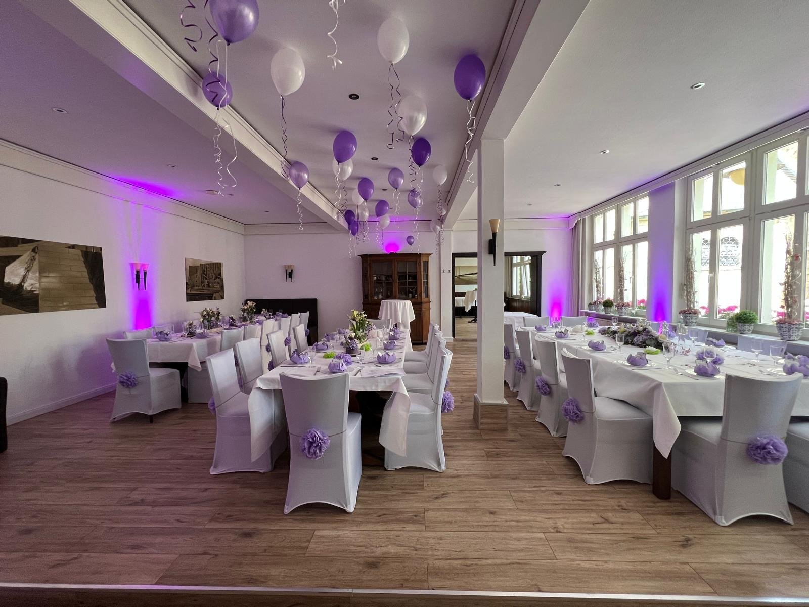 Festsaal der Hochzeitslocation in Waltrop mit stilvoller Tischdekoration für die Hochzeitsfeier