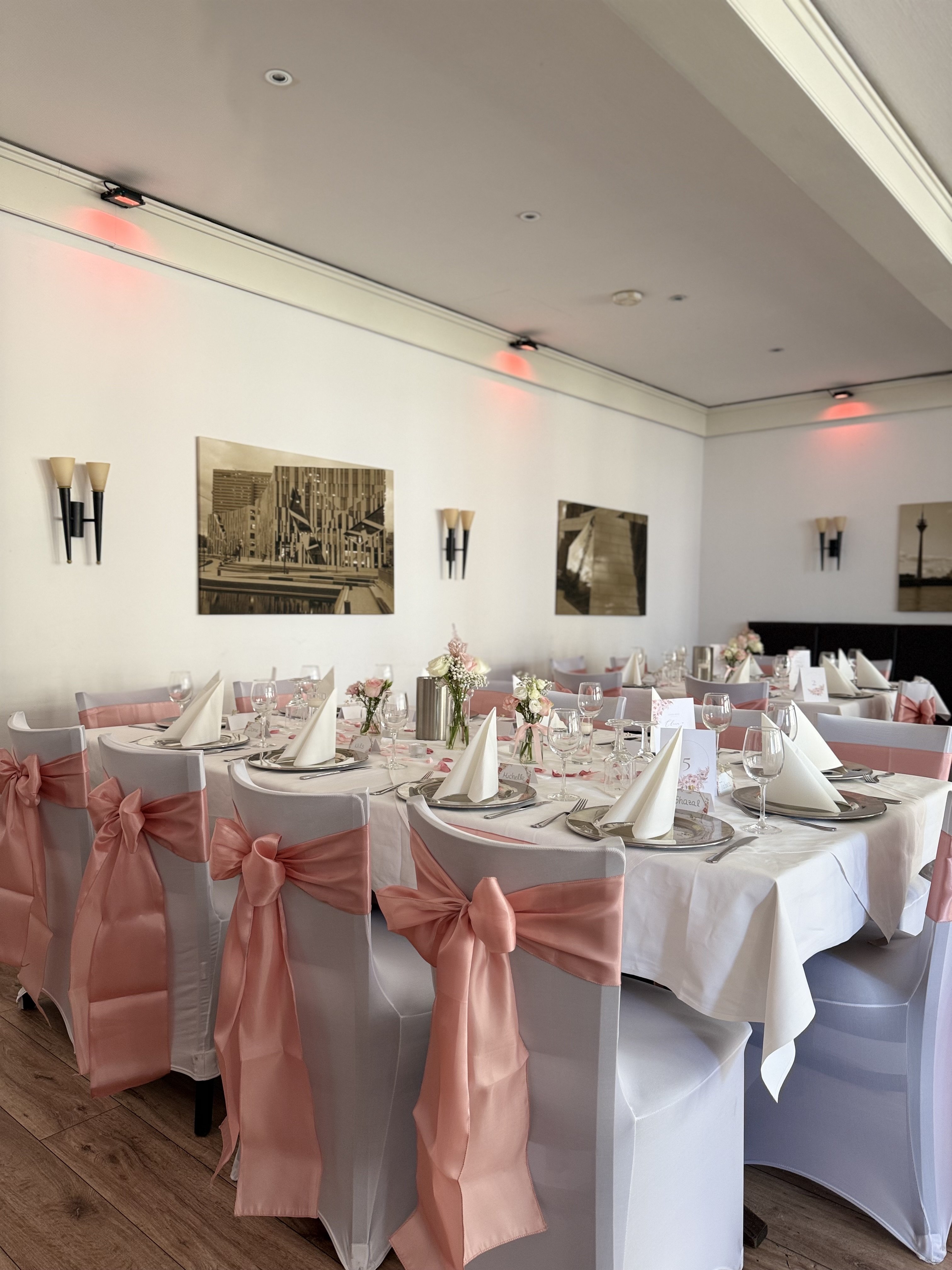Festsaal des Hotel-Restaurant Burbaum in Waltrop mit rosa Tischdekoration