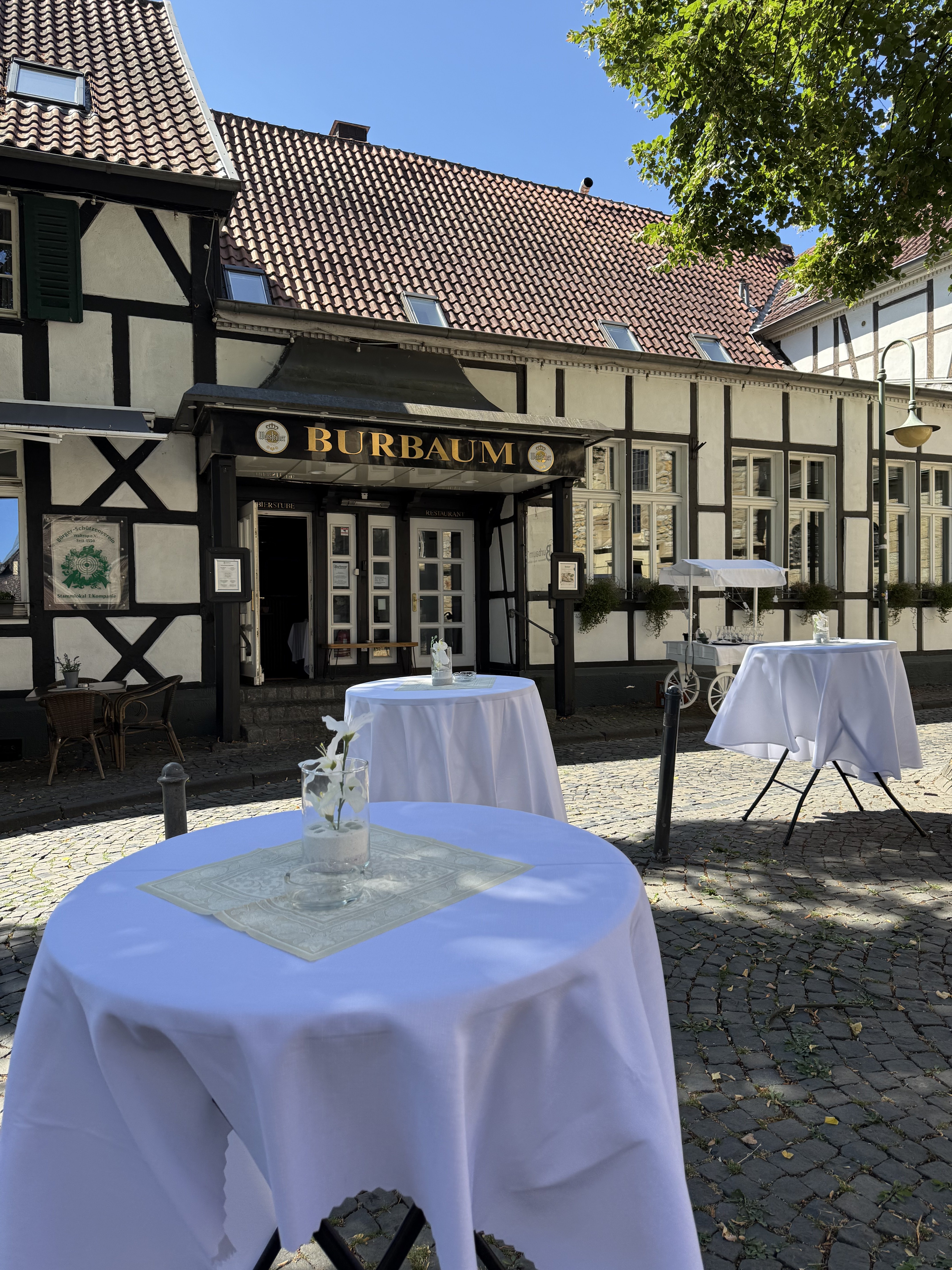 Sektempfang auf dem Kirchplatz in Waltrop vor dem Hotel-Restaurant Burbaum