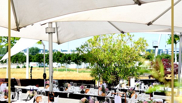 Hochzeitslocation CHECK INN Restaurant                                                                       Eventhalle TERMINAL EINS